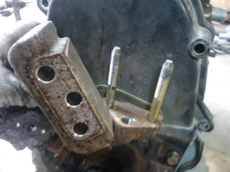 File:Outlander I CU2W 4G63 DOHC engine mount compared to GALANT SALOON VIII EA 1996–2006 4g63 SOHC.jpg