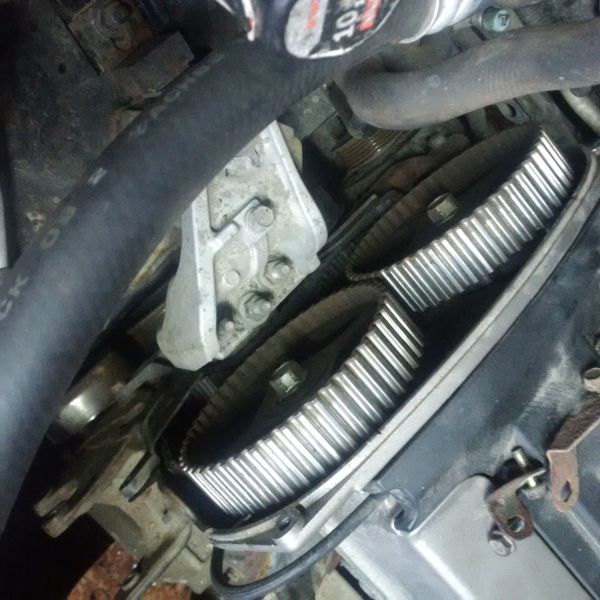 File:Outlander I CU2W 4G63 DOHC broken timing belt.jpg